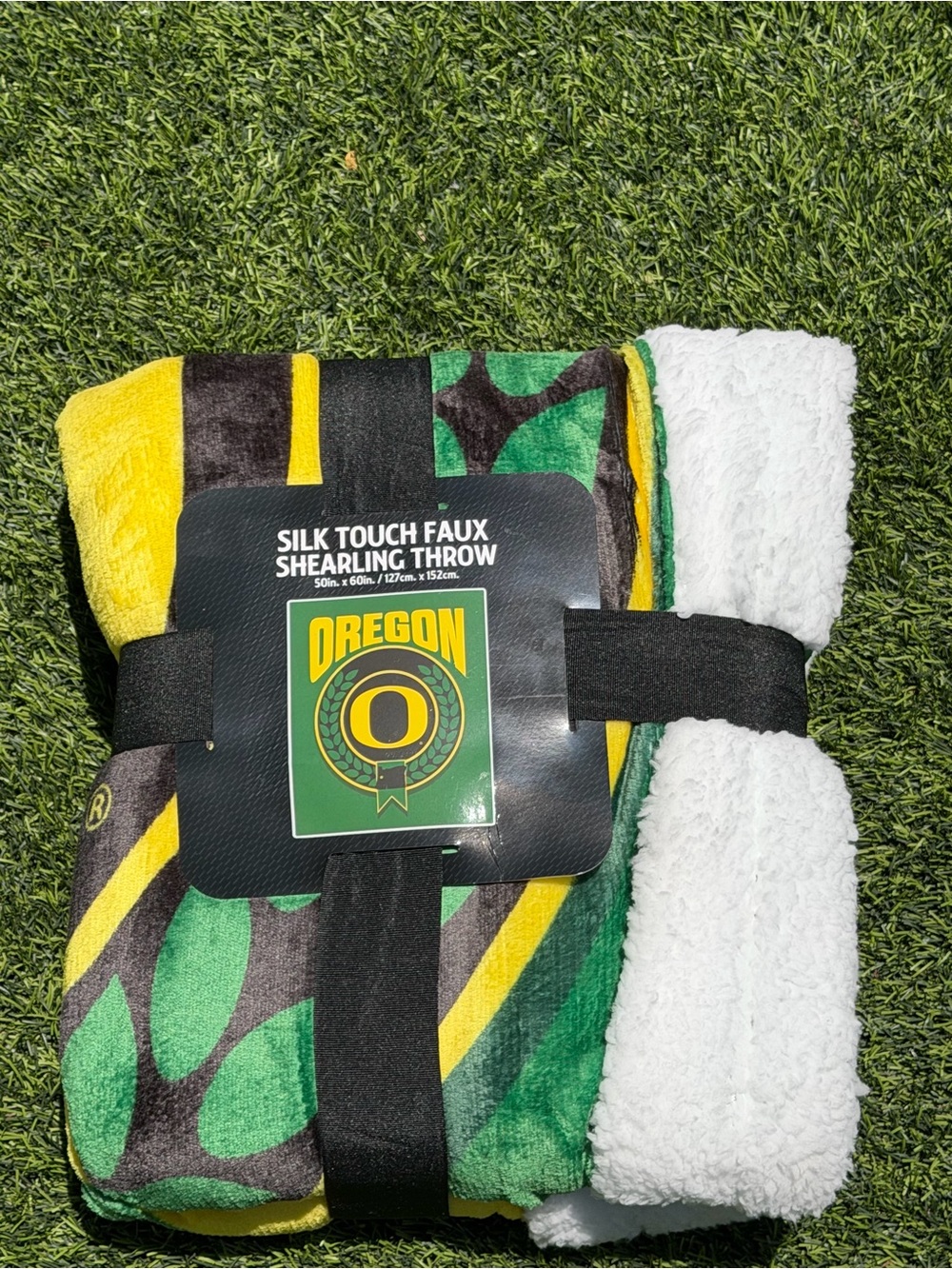 NCAA Oregon Ducks Yellow Green Black White Silk Touch Faux Shearling Throw